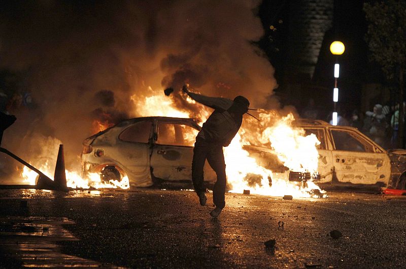 Los cócteles Molotov provocan el estallido de varios vehículos estacionados en las calles del barrio de Ardoyne, en el norte de Belfast