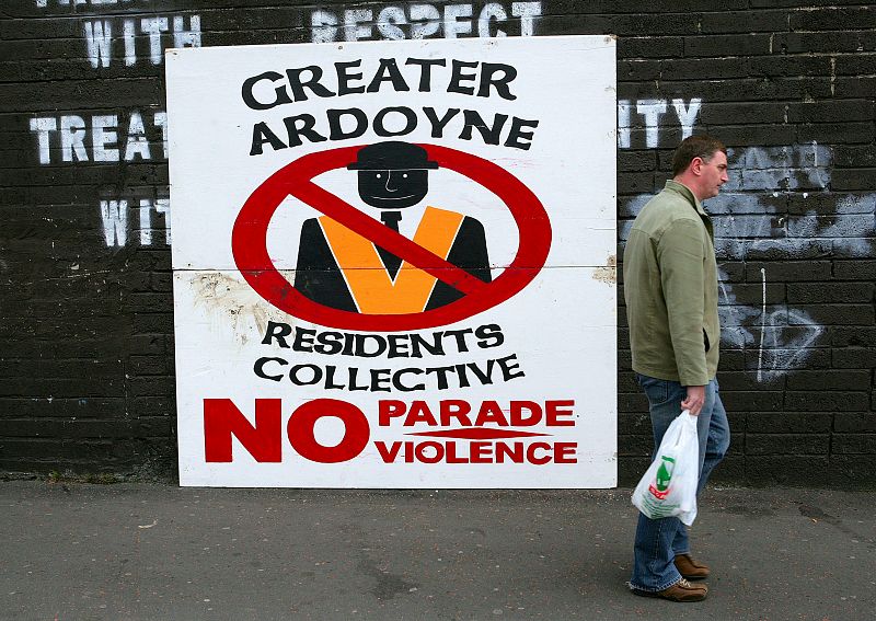 Cartel situado en plena calle de la zona Ardoybe que denuncia las marchas violentas de Belfast