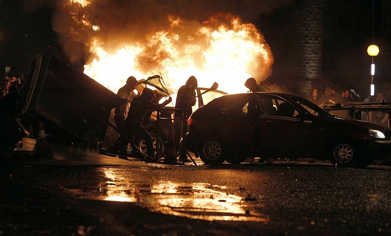 Varios jóvenes provocan incendios en coches de Belfast durante la madrugada como símbolo de protesta