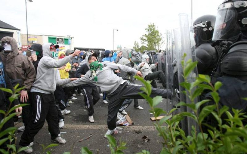 Los jóvenes se enfrentan directamente a los cuerpos del orden sin nigún miedo 