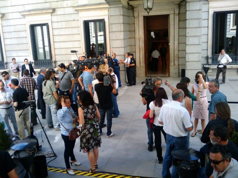 El Congreso de los Diputados es un hervidero de periodistas que esperan la llegada de los líderes políticos.