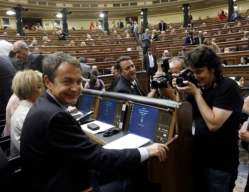 El presidente del Gobierno, José Luis Rodríguez Zapatero, en su escaño del hemiciclo del Congreso de los Diputados momentos antes de iniciar su intervención.