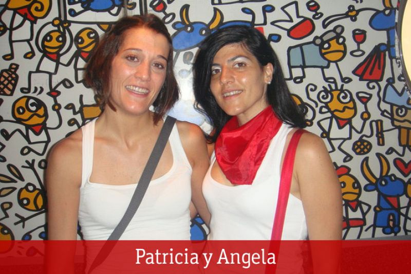 Dos amigas, Patricia y Ángela, disfrutando de los San Fermines.
