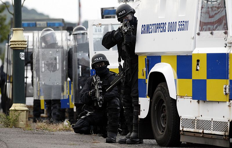 Policías armados protegen las calles del barrio de Ardoyne