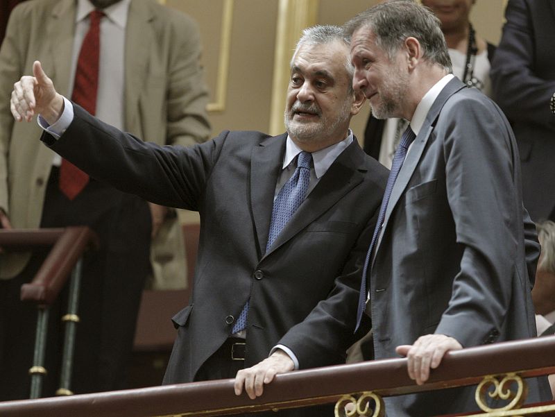 El presidente de Andalucía, José Antonio Griñán, y el de Aragón, Marcelino Iglesias, conversan en el hemiciclo minutos antes de iniciarse el debate.