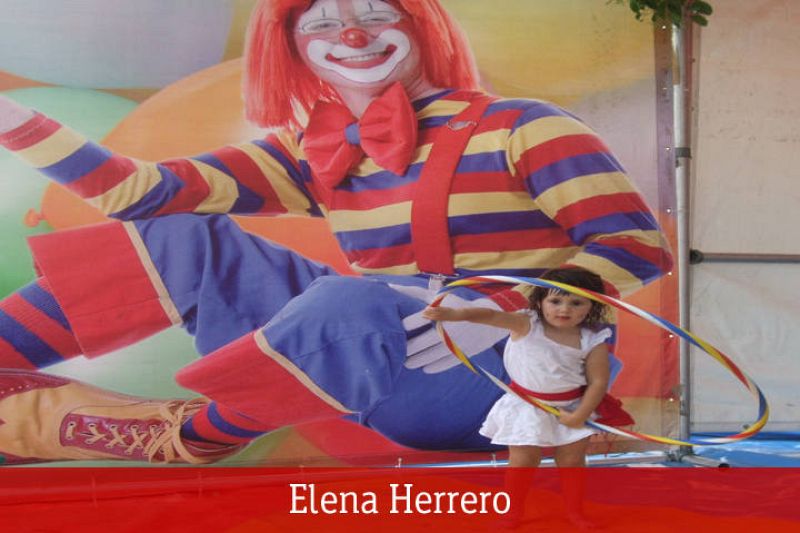  La pequeña disfruta de los juegos infantiles de San Fermín.En San Fermín hay actividades para todas las edades.