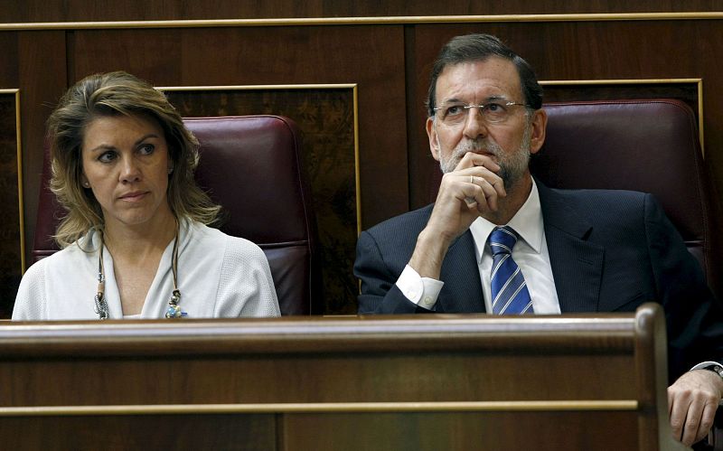 Mariano Rajoy y Maria Dolores de Cospedal siguien atentos la intervención del presidente del Gobierno.
