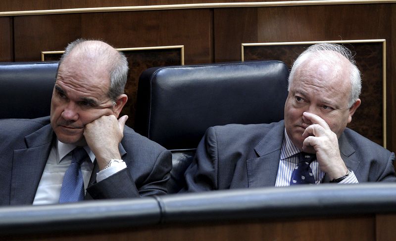 Manuel Chaves, vicepresidente tercero, y Miguel Ángel Moratinos, presencian la intervención de José Luis Rodríguez Zapatero.