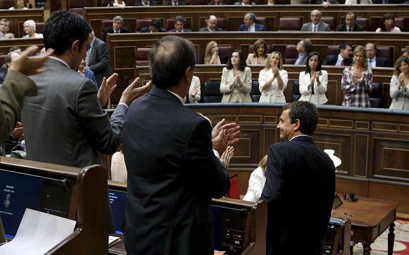 José Luis Rodríguez Zapatero recibe los aplausos del grupo socialista tras su intervención en el Congreso de los Diputados.