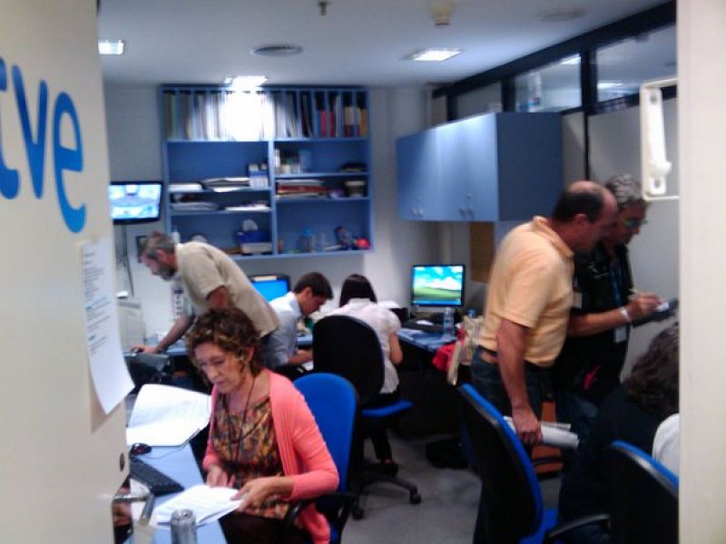 Los compañeros de TVE trabajan a toda prisa para preparar las piezas para el telediario, tras terminar la sesión de la mañana del Debate sobre el Estado de la Nación.