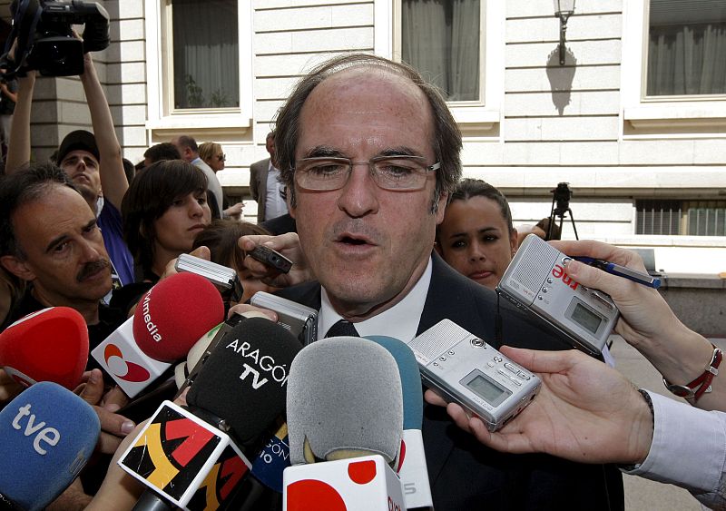Ángel Gabilondo, ministro de Educación, responde a las preguntas de los periodistas a su llegada al Congreso de los Diputados para asistir al Debate sobre el Estado de la Nación.