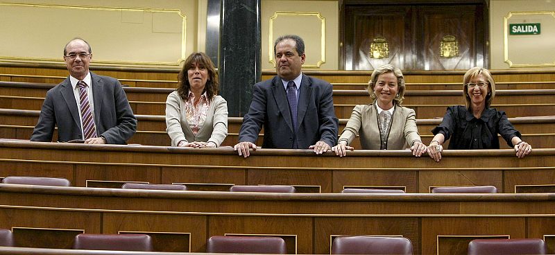 Cinco de los siete diputados del Grupo Mixto en el Congreso: Franciso Jorquera (BNG), Uxue Barkos (Nafarroa Bai), José Luis Perestelo (CC), Ana Oramas (CC) y Rosa Díez (UPyD) esta mañana en el Congreso de los Diputados.