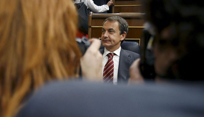 Los fotógrafos captan imágenes de José Luis Rodríguez Zapatero antes de inicarse la segunda sesión.