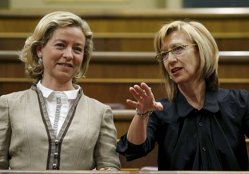 Ana Oramas, portavoz de CC y Rosa Díez de UPyD, antes de iniciarse esta mañana la segunda sesión del Debate sobre el Estado de la Nación, que cerrará el presidente del Gobierno, José Luis Rodríguez Zapatero.