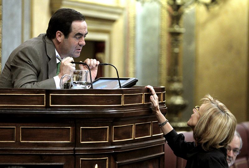 Rosa Díez, portavoz de UPyD, hace una consulta al presidente de la cámara, José Bono, antes de su intervención.