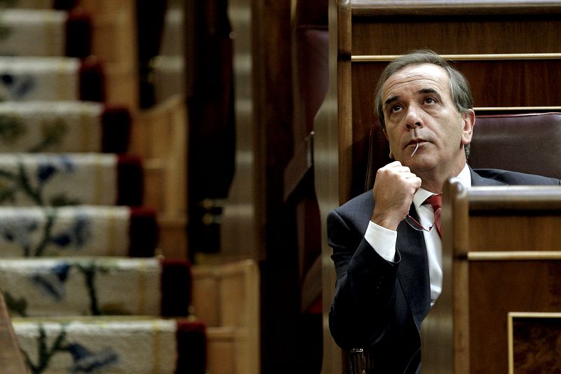 José Antonio Alonso, portavoz del PSOE en el Congreso, sigue desde su escaño la intervención de los miembros del Grupo Mixto de la Cámara Baja.