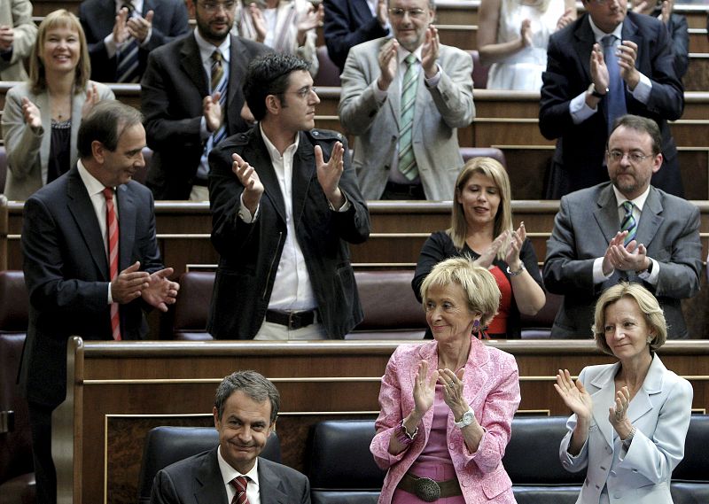 Los miembros del grupo socialista aplauden a José Luis Rodríguez Zapatero al concluir el debate.