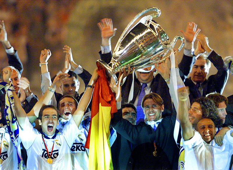 REAL MADRID PLAYERS CELEBRATE EUROPEAN CUP IN MADRID STADIUM.