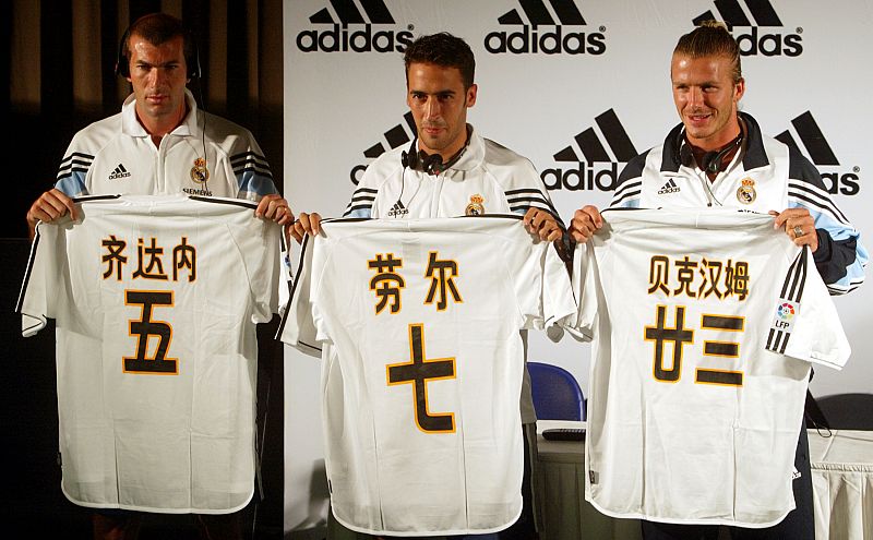 REAL MADRID'S ZIDANE, RAUL AND BECKHAM HOLD JERSEYS WITH NAMES IN