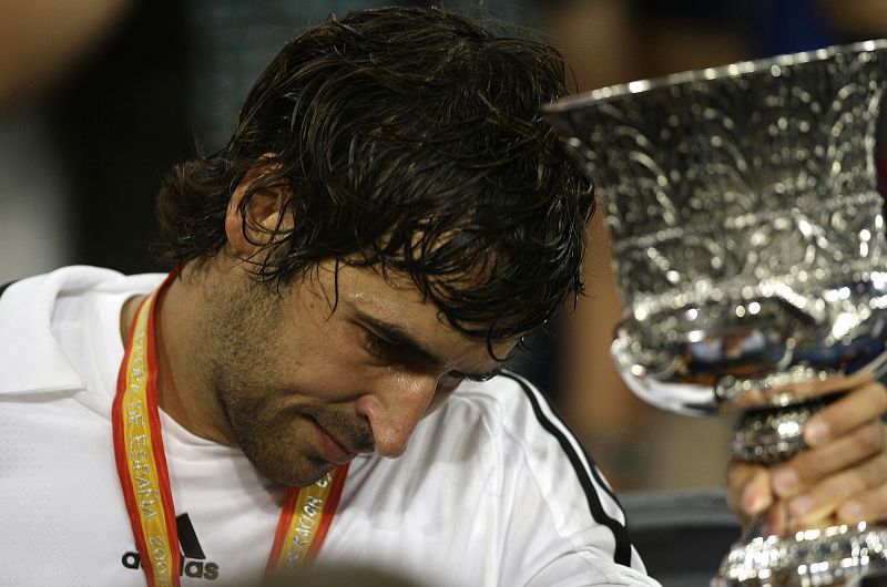 Real Madrid's Raul Gonzalez holds the Spanish Super Cup soccer match Real Madrid after beat Valencia in Madrid