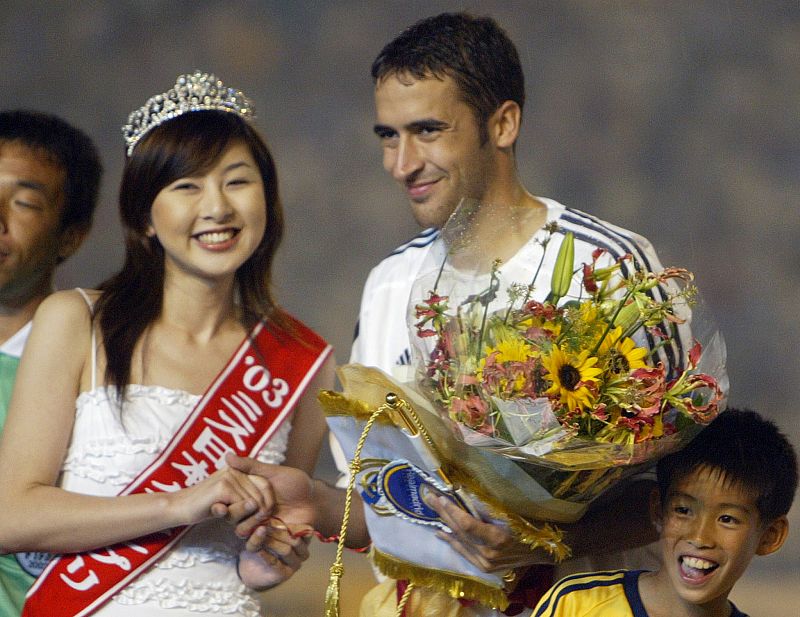 REAL MADRID'S RAUL RECEIVES FLOWERS BEFORE MATCH AGAINST JAPANESE CLUB