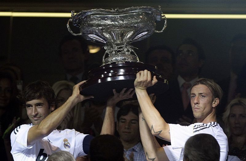 Guti y Raúl alzanel trofeo tras derrotar al Rosenborg en 2009.