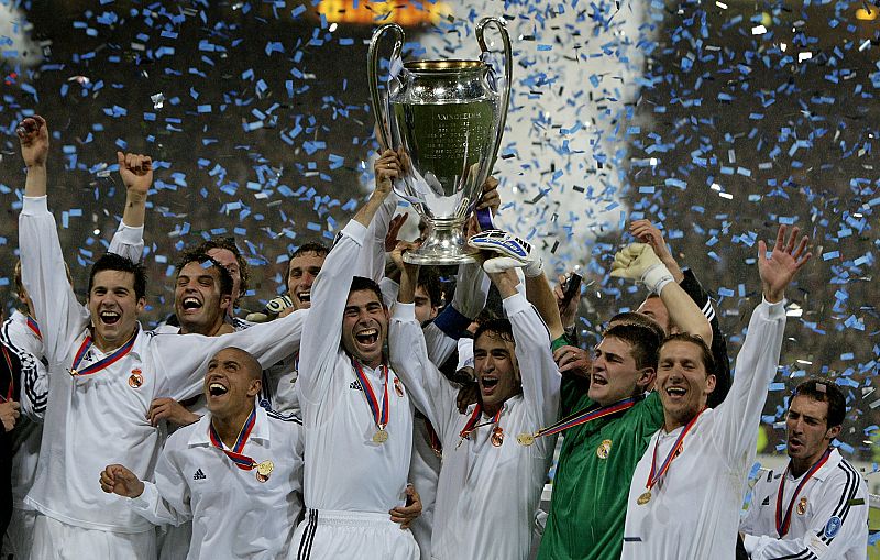 El capitán del Real Madrid, Fernando Hierro levanta la Copa de Europa