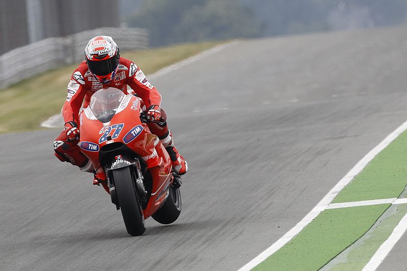 Casey Stoner, con la rueda trasera sin tocar el asfalto.