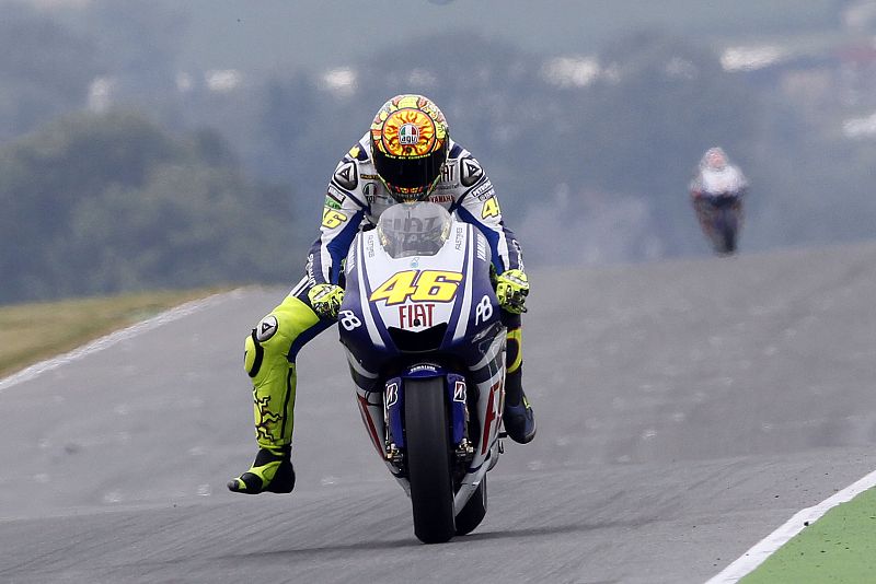 Valentino Rossi lo hace a su manera, con la pierna al aire, aunque sea la lesionada.