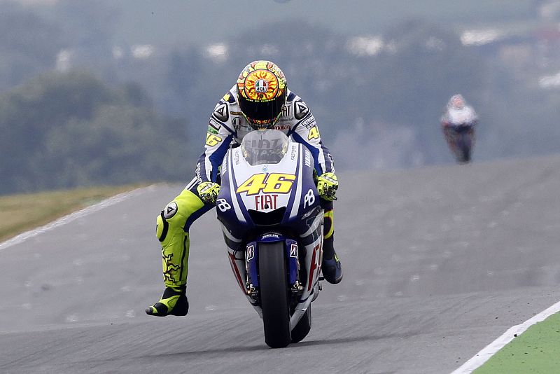 Valentino Rossi lo hace a su manera, con la pierna al aire, aunque sea la lesionada.
