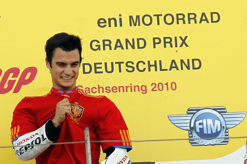 Pedrosa ha lucido muy orgulloso en el podio la camiseta de la selección española de fútbol.