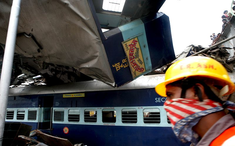 Un miembro del equipo de rescate, con la cara tapada.