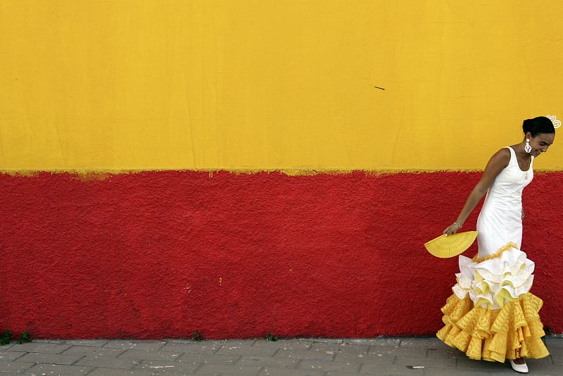 Una mujer vestida de gitana durante la Feria del Centro de Málaga