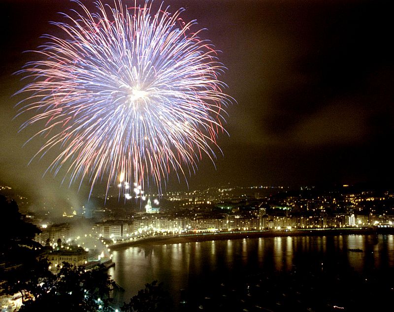 Fuegos artificiales el pasado 14 de agosto de 2009 sobre la Playa de la Concha de San Sebastián