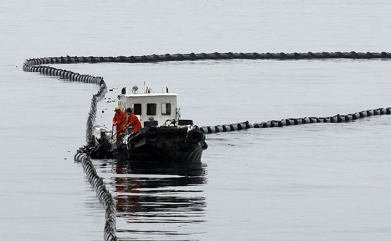 Más de 800 embarcaciones se han desplazado a la zona para ayudar en las operaciones de descontaminación.