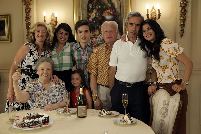 De izda a dcha: Paquita ( Ana Arias), Mercedes (Ana Duato) ,Carlos ( Ricardo Gómez) Herminia, (María Galiana),  María ( Celine Peña) , Miguel ( Juan Echanove), Antonio ( Imanol Arias)  e Inés ( Pilar Punzano)