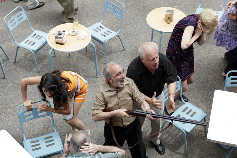 En el barrio de San Genaro , la vida sigue con sus emociones. De izda a dcha, Paquita( Ana Arias), el Matamulas (Paco Sagárzazu) , Miguel (Juan Echanove) y Josefina (Pepa Sarsa)