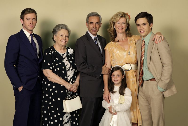 De izda a dcha: Toni, ( Pablo Rivero) , Herminia,(María Galiana), Antonio (Imanol Arias), Mercedes ,(Ana Duato) ,Carlos (Ricardo Gómez) y la niña María, ( Celine Peña)