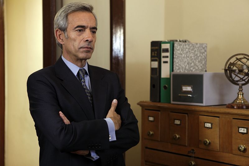 Antonio Alcantara (Imanol Arias)  se siente seguro de sí mismo cual  águila imperial en esta nueva etapa de su vida