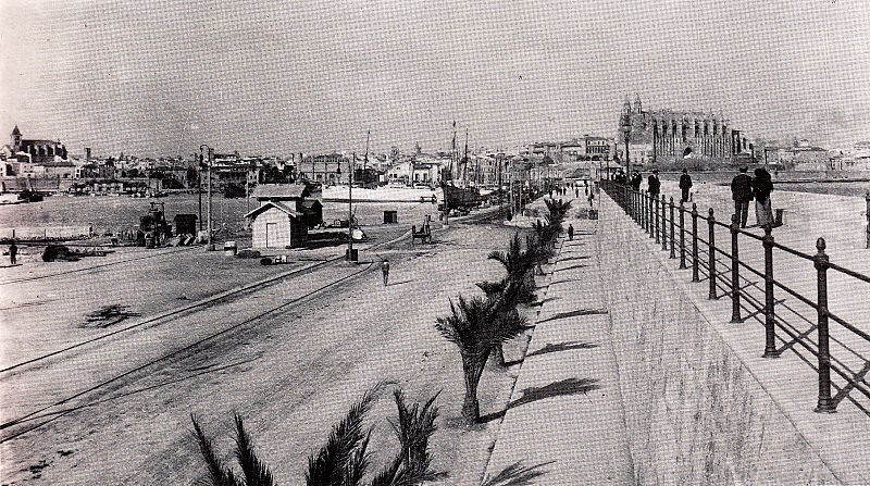 Paseo con la Catedral al fondo