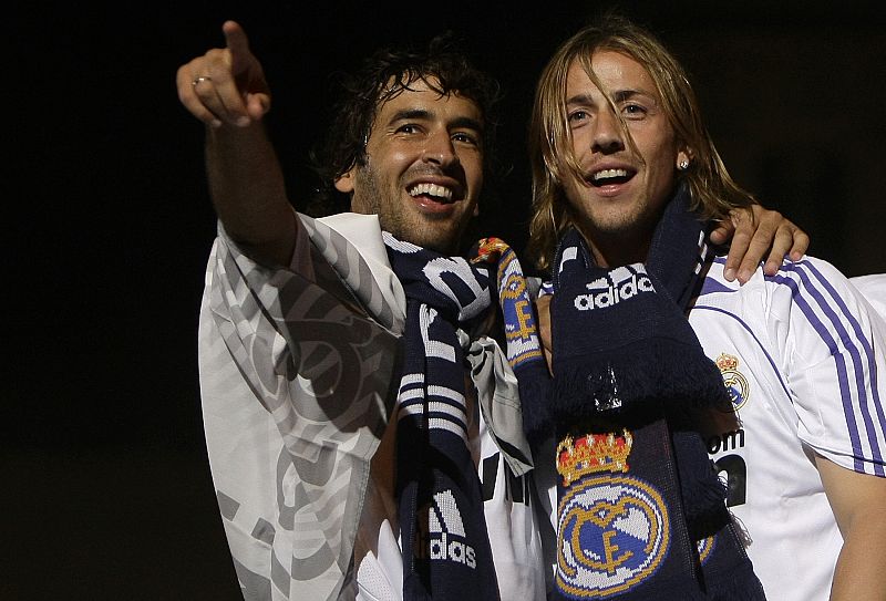 Raúl y Guti celebran el triunfo del título de Liga española de fútbol en la fuente de Cibeles.