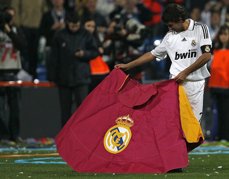 Raúl celebra la victoria de la liga toreando en el Santiago Bernabeu.