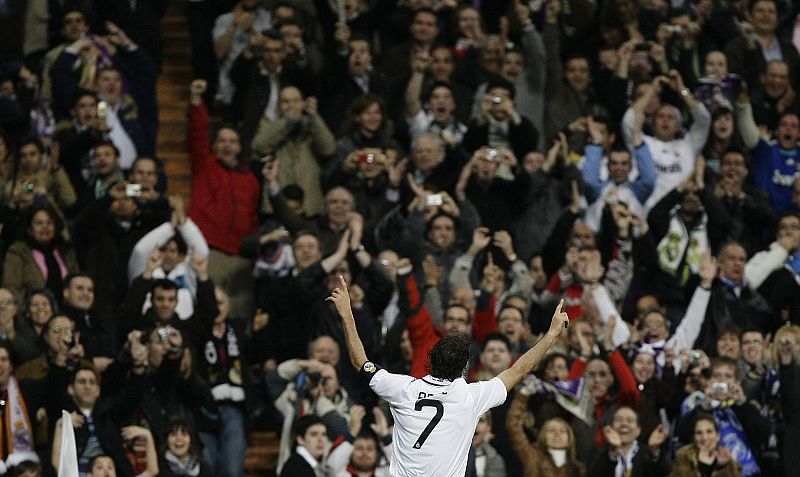 El delantero del Real Madrid celebra un gol durante un partido de fútbol contra el Real Betis.