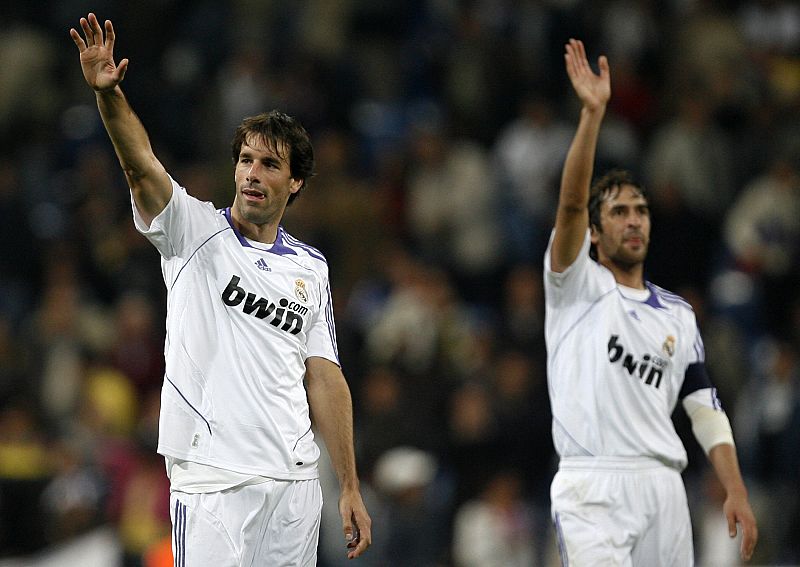 Van Nistelrooy y Raúl saludan a la afición tras finalizar el partido.