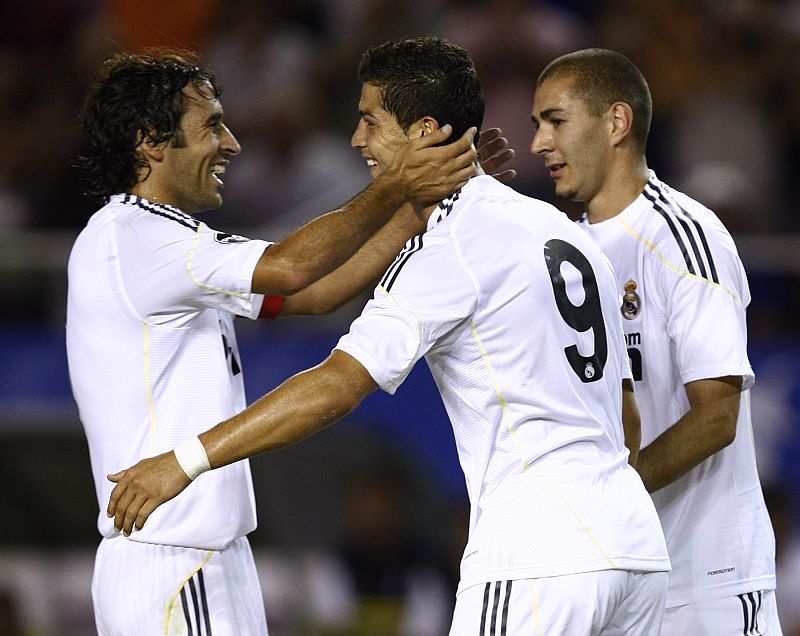C. Ronaldo es felicitado por Raúl y Benzema después de anotar ante la Juventus en Sevilla.