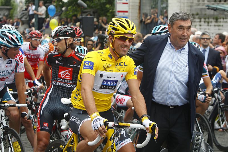 Cancellara posa en la línea de salida de la segunda etapa junto al mítico Eddy Mercks.