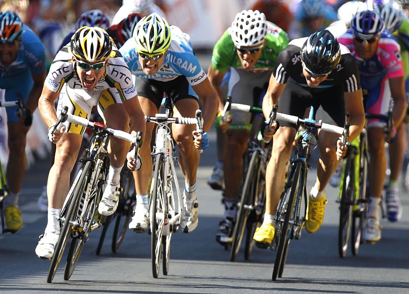 Mark Cavendish esprinta para ganar la quinta etapa del Tour de Francia. El británico del HTC Columbia ha sido el dominador de las llegadas masivas.