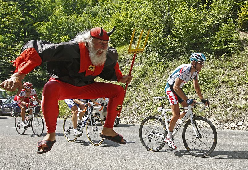 No podía faltar en el Tour el aficionado más famoso del ciclismo, el alemán Dieter 'Didi' Senft, el célebre diablo.