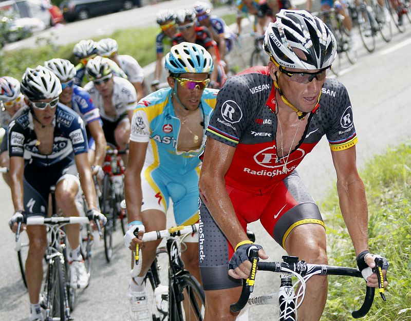 El ganador de siete Tours, el estadounidense Lance Armstrong, estaba llamado a ser una de las grandes amenazas al comienzo de la carrera junto a Schleck y su ex compañero Contador, con quienes estuvo en el podio en 2009.