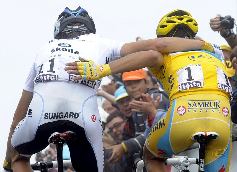 Alberto Contador y Andy Schleck se abrazan tras cruzar la línea de meta en la decimoséptima etapa de la 97 edición del Tour de Francia 2010, disputada entre Pau y Col del Tourmalet, que  ganó el luxemburgués por cortesía del español.